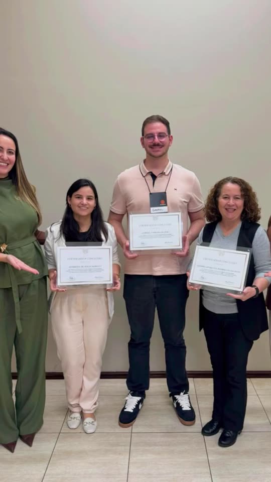 Participantes da turma anterior recebendo o certificado de conclusão