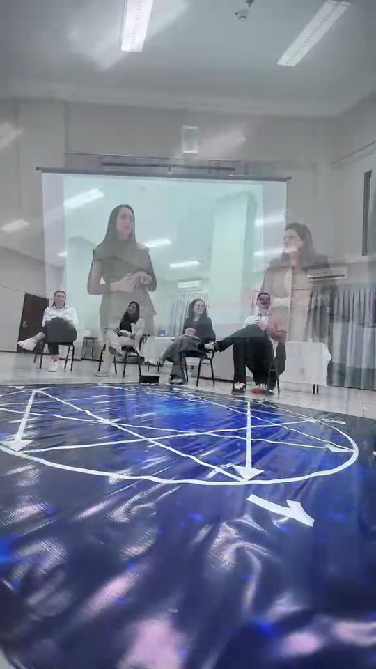 Turma do E-Personalidade em círculo em volta do eneagrama desenhado no piso